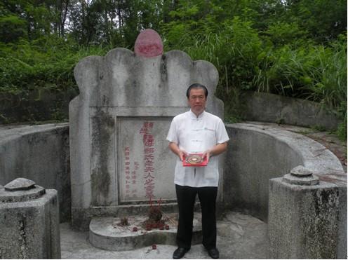 权威风水大师国际起名协会理事长裴翁考察陈济棠母亲墓地风水