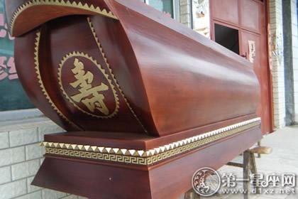 周公解梦:    梦见透明棺材是什么意思:   梦见死人棺材在堂,得财.