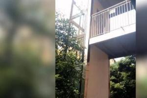 四川一小区内加装电梯,由于住在2楼的住户不出钱便被直接跳过,这