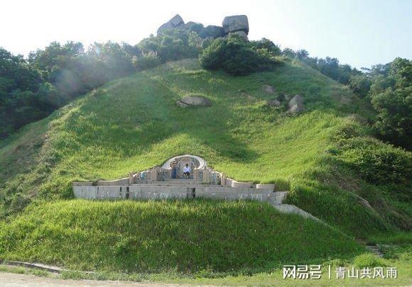 风水若在祖坟里,若是好了,能造福子孙;如果祖坟风水不好,那很可能会