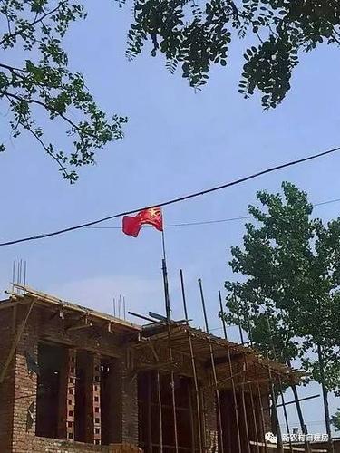 为什么农村建房子需要插红旗或者挂红布