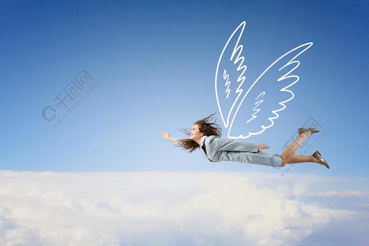 女人飞得很高年轻女商人与绘制的翅膀在天空中飞得很高
