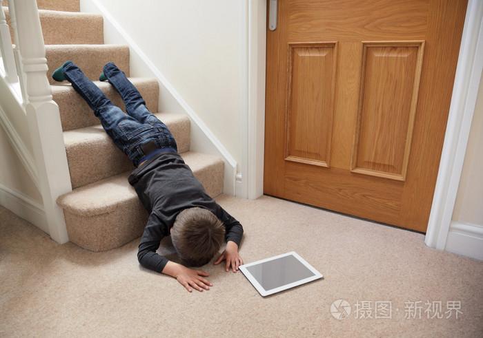 孩子摔下楼梯