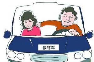她在杭州一驾校学车时遭到教练揩油,教练多次碰其胸部,发送暧昧短信