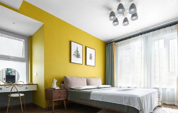 简约风格装修简约风格装修主卧室的颜色搭配非常大胆,纯黄色的墙面