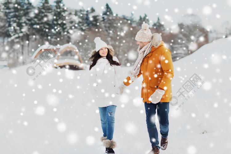 人季节爱情和休闲的概念幸福的夫妇走过冬天背景