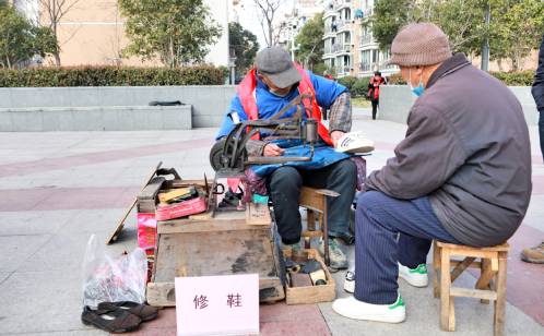 年近八旬修鞋匠新时代活雷锋匠心坚守二十年