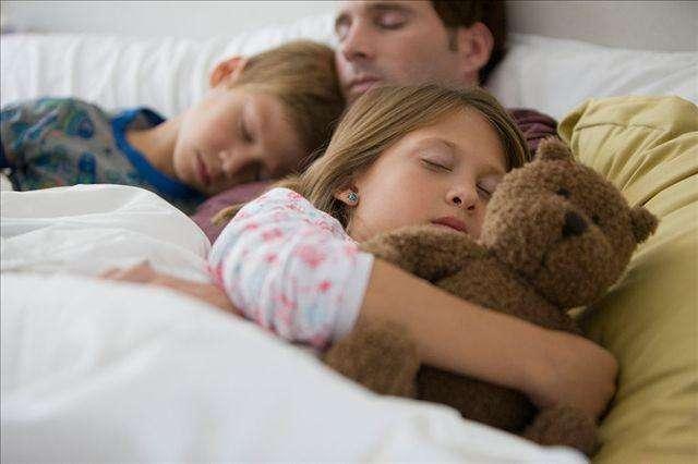 当下不少父母往往将孩子睡在大人中间,人多,空间小,孩子处在拥挤的