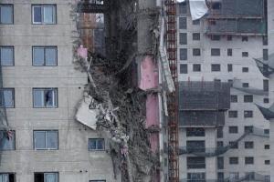 韩国光州一在建高楼外墙坍塌3人获救6人失联