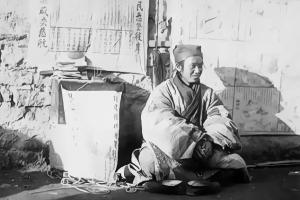 1929年,济南,路边算命的道士.
