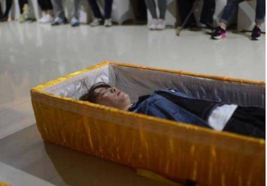 棺材,众所周知,那就是死人躺的地方,一般人死了以后都会被装到棺材里