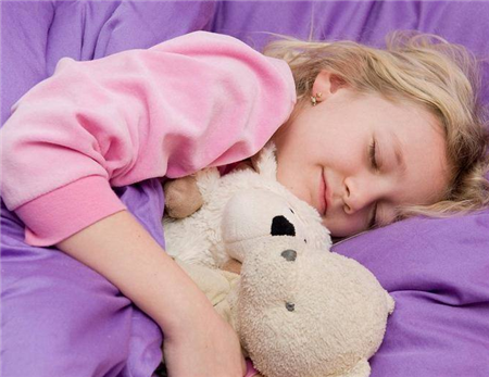 小孩睡觉突然吓醒怎么回事 怎样给小孩一个舒适安稳的睡眠环境