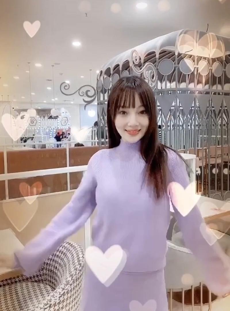 李小璐发视频展示自家衣服 穿显嫩套装跳舞很青春
