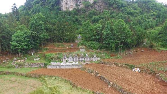 这座山前葬着许多坟墓难道这就是农村常说的风水宝地