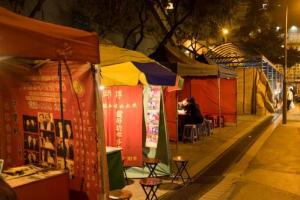 实拍香港算命一条街,世界最繁华都市的香港人竟然如此迷信爱算命