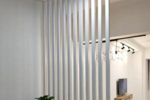 现代实木屏风隔断客厅玄关木条栅格装饰新中式竖条实木条立柱设计70