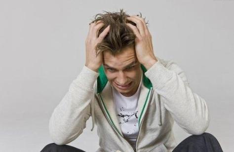 焦虑症患者常常会经历惊恐发作,这种情况通常在没有明显的触发因素的